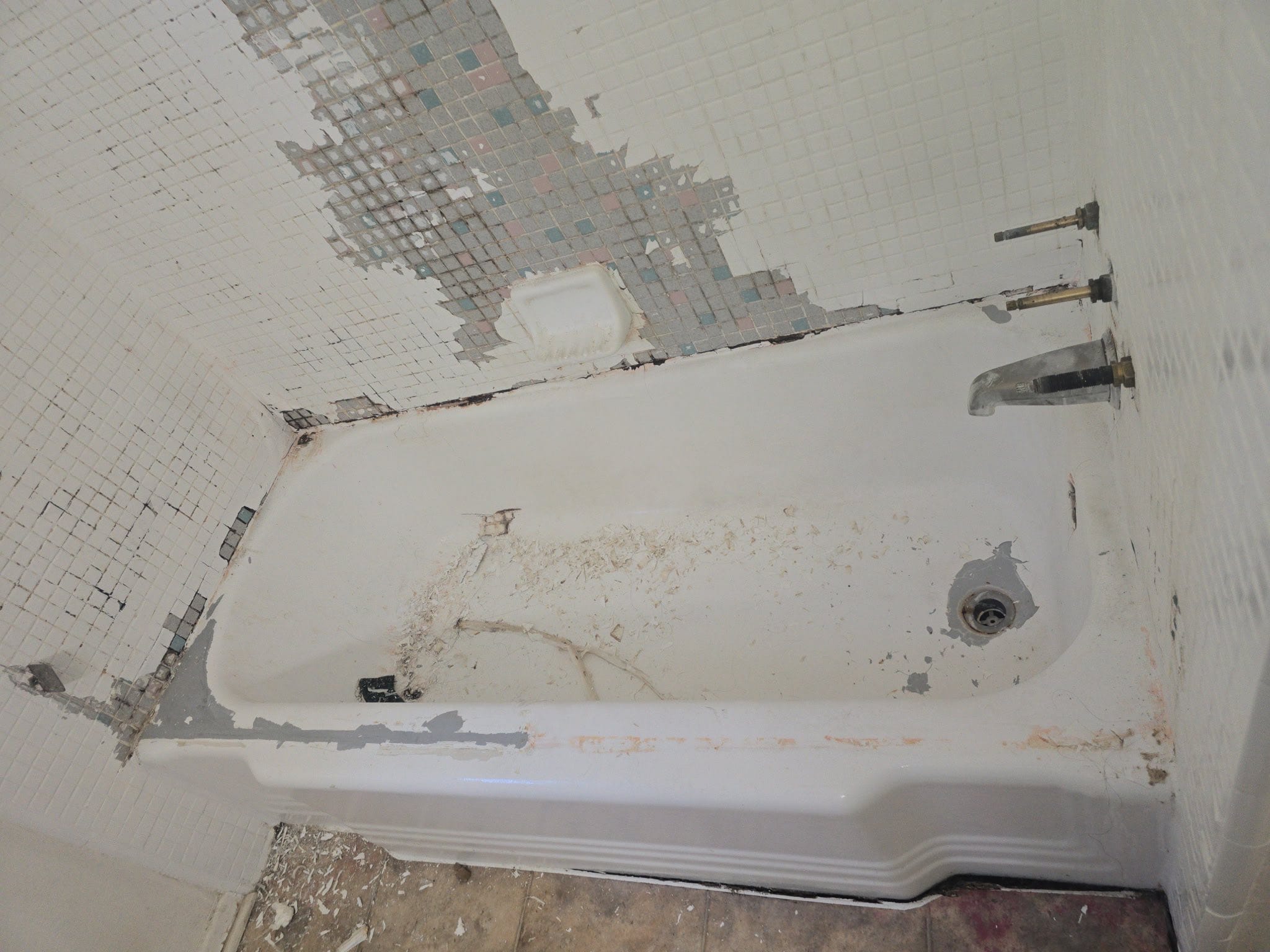 Bathtub Refinishing & Reglazing before and after - Before